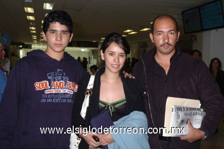 03092008
Víctor Jr. y Víctor Alfonso Calderón despiedieron a Jenifer Calderón, quien viajó a Nueva York