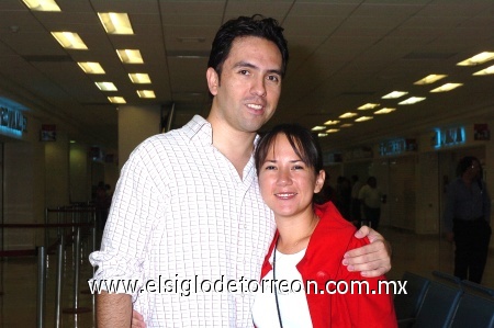 04092008
Ernesto Rivera despidió a Helena Villarreal, quien viajó a Madrid, España