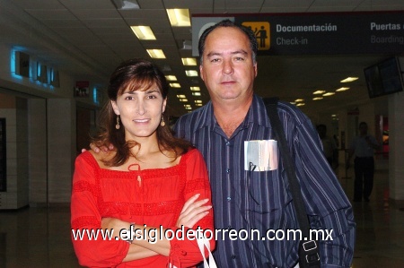 06092008
Con destino a la Ciudad de México partieron Cecilia y Fernando Gutiérrez