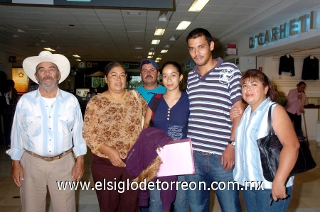 06092008
Rosa y Alejandra García, Sergio Muñoz, Manuel y Juan García despidieron a Fabiola de León en su viaje a París, Francia