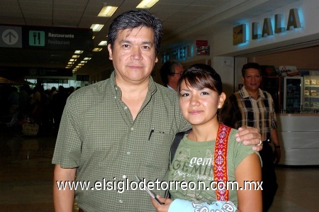 07092008
Ana Anguiano viajó a Hermosillo y la despidió Gil Anguiano.