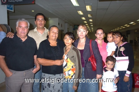 08092008
La familia Sánchez viajó a Marruecos y los despidió la familia Rubio.