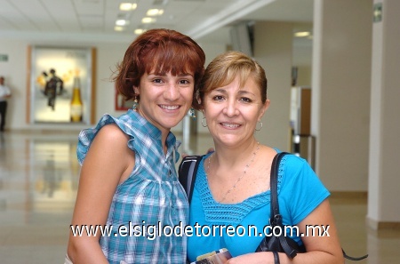 09092008
Ma. Eugenia Gordillo y Paola Pámanes en espera de sus familiares en el aeropuerto.