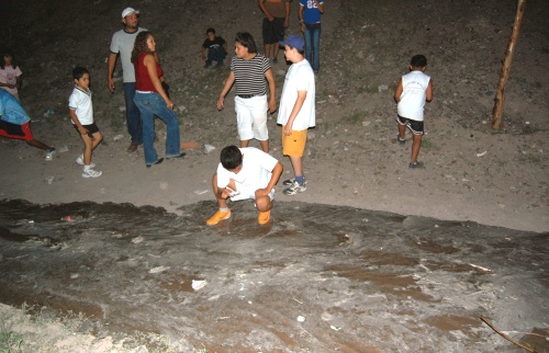 Cerca de las 8 de la noche de ayer, un ligero chorro del río llegó a la colonia Vista Hermosa, a escasos 150 metros del puente negro del ferrocarril.