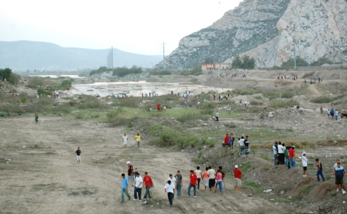 Cientos de niños y jóvenes laguneros que ayer esperaron el paso del río lo vieron por primera vez en su vida, pues sólo con recuerdos ajenos sabían de las avenidas de 1968 y 1991.