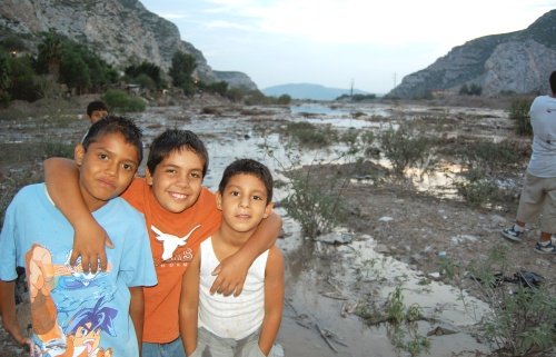 Parejas, fotógrafos, e incluso familias querían ser testigos de la historia.