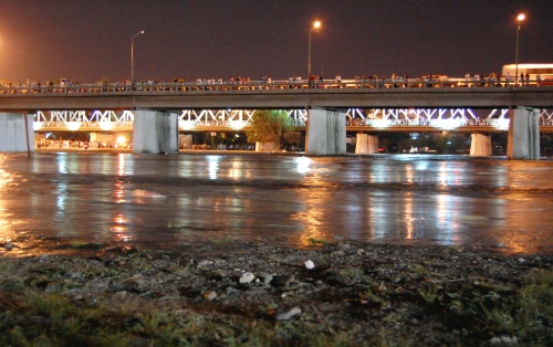 El agua pasó por el puente plateado a
las 9 de la noche.