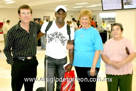 12092008
Roberto León Vera, Celia Ixta y María del Rosario Álvarez despidieron a Miguel Asprilla, quien regresó a Colombia después de los festejos del 25 aniversario del Santos Laguna