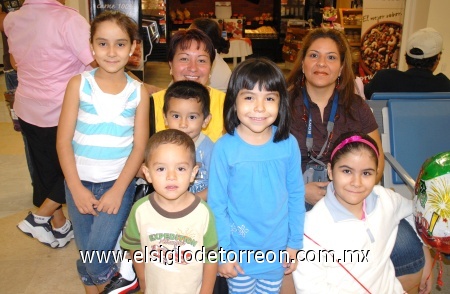 14092008
Ana, Lupita, Andy, Brenda, Cristy, Nachito y Chuyín esperaron la llegada de su tía Sary y su prima Lulú