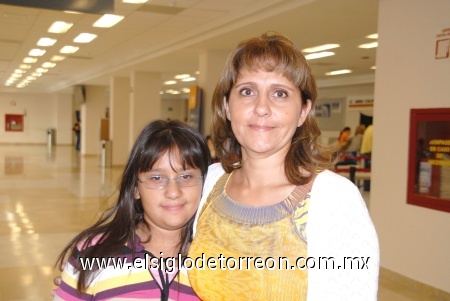 15092008
Con destino a Orlando viajaron Consuelo Palomera y Rebeca Solórzano.