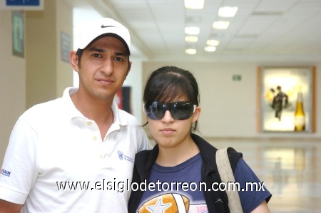 16092008
Armando Nahle y Jackie Hernández esperaron la llegada de sus familiares a esta ciudad.