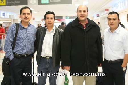 19092008
Felipe Payán, Salvador Peña y Carlos Pérez llegaron de Guadalajara para realizar negocios en Torreón y fueron recibidos por Francisco Suárez