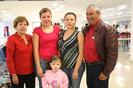 20092008
Berenice Torres y Paulina González junto a sus papás Olga y Hugo Torres y su hermana Ana