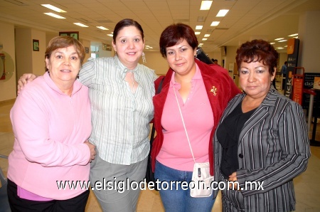 24092008
María Asunción de Triana y Martha de Díaz despidieron a Martha Yadira Díaz y a Marisol Triana Padilla, quienes viajaron de vacaciones a Houston, Texas