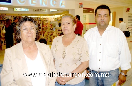 25092008
Bertha Saldívar y Luis Hernández Reza despidieron a Amparo Saldívar, quien viajó a Tijuana