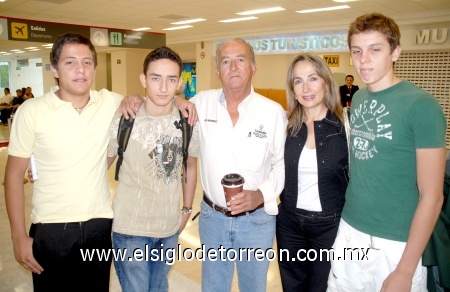 25092008
Ernesto Canales y Andrés Hermosillo viajaron a Rumania y fueron despedidos por Guillermo Aguirre, Mary Carmen de Hermosillo y Luis Hermosillo