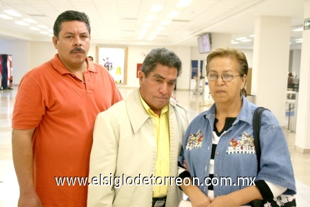 26092008
Juan Francisco Lugo y María Elena Ruiz viajaron a la Ciudad de México y fueron despedidos por Jorge Sosa