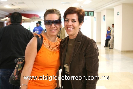 27092008
Claudia de la Fuente Trasfí llegó al aeropuerto y fue recibida por Josefina Trasfí de De la Fuente