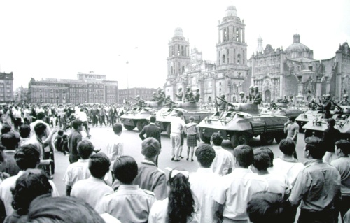 Al final del día fuerzas militares y policiales "equipadas con coches blindados y tanques de guerra" rodearon completamente la plaza y abrieron fuego, apuntando a las personas que protestaban y a las que pasaban en ese momento por el lugar.