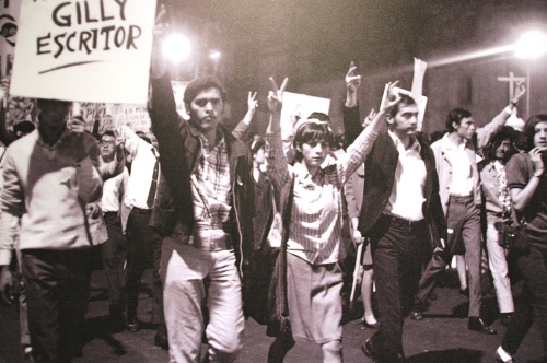 Al caer la noche, cinco mil estudiantes y trabajadores, muchos de ellos con sus esposas e hijos, se congregaron en la céntrica Plaza de las Tres Culturas en Tlatelolco.