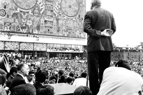 El 27 de agosto más de 200 mil estudiantes marcharon por el centro de la ciudad de Ciudad de México y se instalaron en el Zócalo (plaza central del D. F.). Al día siguiente fueron reprimidos por la policía y el ejército mexicano.