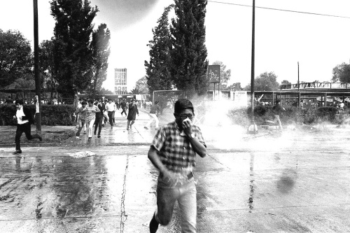 La masacre estuvo precedida por meses de intranquilidad política en la capital mexicana, con manifestaciones y protestas estudiantiles para apoyar los eventos que sucedían en el mundo en 1968.