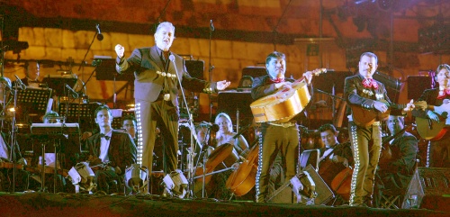 Hasta esta noche, Plácido Domingo había cumplido su sueño de presentarse en Chichén Itzá, luego de que hace 11 años el fallecido italiano Luciano Pavarotti le quitó de las manos este gran honor, a pesar de que el español ya había sido anunciado por los organizadores.