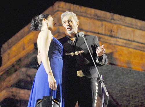 Acompañado por la orquesta sinfónica de Yucatán, la soprano Ana María Martínez, y bajo la dirección del estadounidense Eugene Kohn, el tenor interpretó, entre otras piezas, “Aire des Bijoux”, de Fausto (Gounod); “Lamento di Federico”, L’Arlesiana (Gileo).