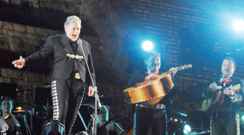 Tal como se había anunciado hace unos días, Domingo quiso rendir un homenaje al país que lo ha acogido como si fuera el propio, e interpretó un segmento de música tradicional mexicana, con piezas como “Paloma querida”, “Ella” y “El rey” (de José Alfredo Jiménez), así como la tradicional “La negra”.