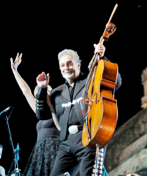 Para responder el gesto al dios Chaac y al público que lo acompañó esa noche tan importante en el “Concierto de las Mil Columnas”, el tenor no sólo se conmovió hasta las lágrimas, también se vistió de charro.