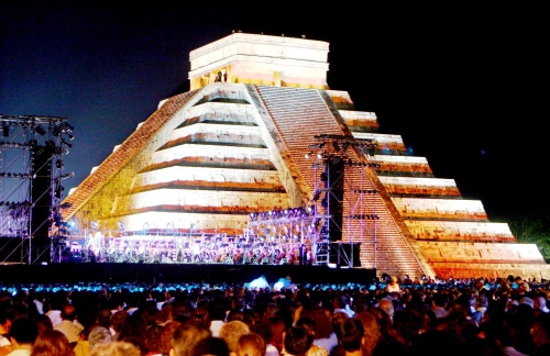 Después de prolongada espera a causa de la indeseada visita de la lluvia, Plácido Domingo alzó la voz para ofrecer un espléndido concierto a los pies del Castillo de Chichén Itzá.