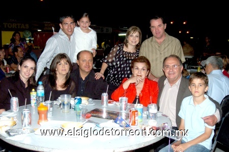 01102008
José Antonio y Chiquis Lamberta, Sergio y Ana Laura de la Garza, Fernando y Alejandra Russek, Rogelio y Paola Villarreal, Regina Russek y Rodrigo de la Garza