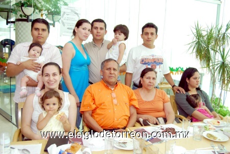 02102008
Fernando Rangel Gutiérrez festejó su cumpleaños en compañía de las familias Rangel Álvarez, Rangel Giacamán, Rangel Valenzuela y Rangel Gutiérrez