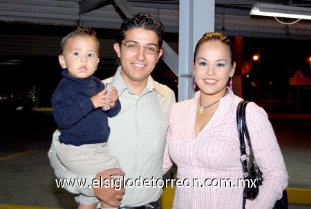 03102008
Manuel y Nayeli Azpiazu con su pequeño hijo Valentín Azpiazu GarzaRamos