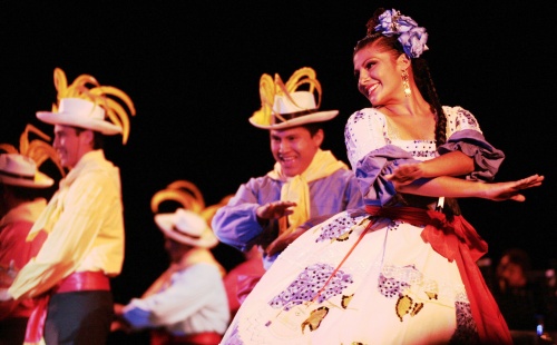 Por su parte el Ballet de la Universidad del Estado de Campeche, que está dedicado a difundir la gran variedad de bailes y ritmos propios del Estado, realizó un recorrido por la identidad campechana, con su mestizaje, mitos e influencia española; donde no faltaron las guarachas, las comparsas con jícaras, flores, botellas en la cabeza, sombreros, paliacates y listones.