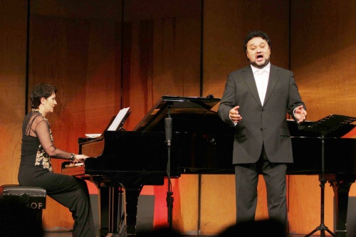 En función de gala se presentó en el Teatro Juárez ante un lleno total el tenor mexicano Ramón Vargas, acompañado por la notable pianista georgiana Mzia Bakhtouridze,