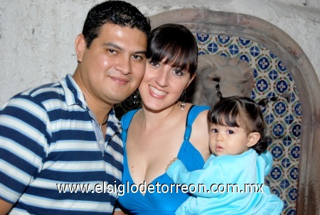 05102008
Feliz al lado de su esposo José Barajas y de su niña María Jose aparece la cumpleañera.