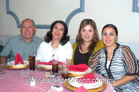 05102008
Jorge Félix Martínez, Rosalía Ochoa de Félix, Nayeli y Cinthia Félix