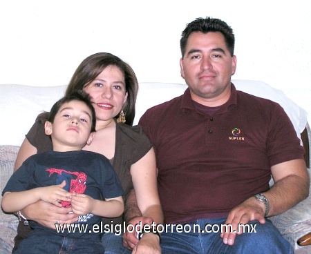 05102008
María Guadalupe García de Morales y Juan Diego Morales Martínez celebraron ayer junto a su hijo Diego Alfonso Morales García, diez años de casados