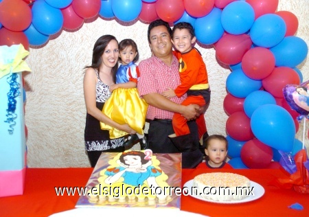 05102008
Angie en compañía de sus papás Anel Trasfí de Gutiérrez y Heriberto Gutiérrez, su hermano Heriberto y un amiguito.