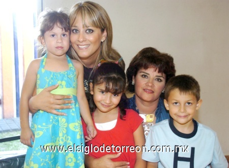 05102008
Claudia Estrada y Nena Yáñez, con sus niños Marijose Ávila, Walter y Anafer Contreras.