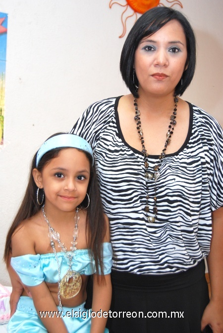 05102008
Muy linda lució Daniela Castro en su fiesta de cumpleaños donde estuvo acompañada de su mamá Rosa Salazar.