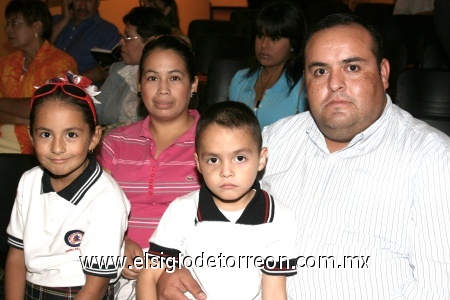 06102008
Óscar Martínez Esparza, Olivia Figuera Frayre, Guadalupe y Jorge Martínez Frayre.