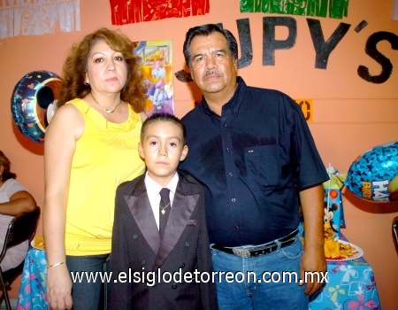 06102008
Reyna Flores Dueñas y José Luis López Rucova festejaron a su hijo Miguel Ángel López Reyna el día de su noveno cumpleaños.