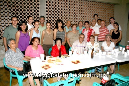 05102008
Federico Aguilera Astorga fue festejado al cumplir 60 años con una reunión organizada por su esposa Beatriz, sus hijas Beatriz, Carmen y Sandra, así como un grupo de familiares