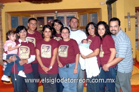 06102008
Karla junto a sus familiares y amistades, Mariana Muñoz, Martha Haces Gil, Samuel Lam, Martha Lam, Alan Regalado, Gabriela Haces Gil, Mayela Lam, Rogelio Muñoz y Mayela Villarreal.