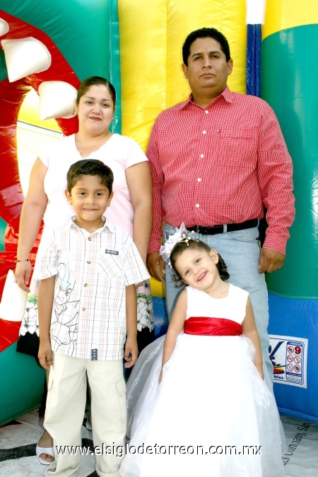 08102008
Andrés Antonio y Natalia Carolina en la compañía de sus papás Carolina Arreola González y Andrés Rodríguez Martínez, organizadores de su fiesta de cumpleaños