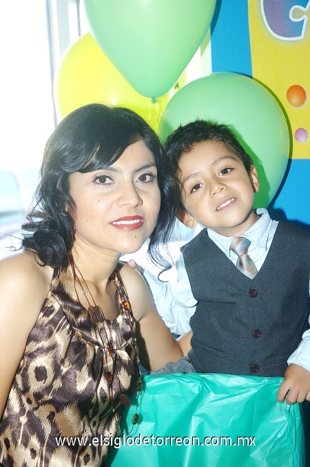 08102008
Cristian Tinajero Vázquez cumplió cuatro años y fue festejado por su mamá Gaby Vázquez