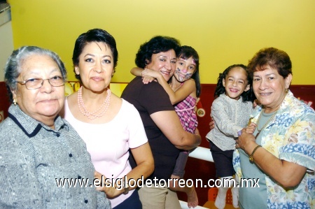 11102008
Ximena Arreola Torres y Ana Cristina Castro Arreola festejaron sus respectivos cumpleaños junto a sus abuelitas Cuqui Castro, Juana María Enríquez, Martha de Torres y Lupita Beltrán