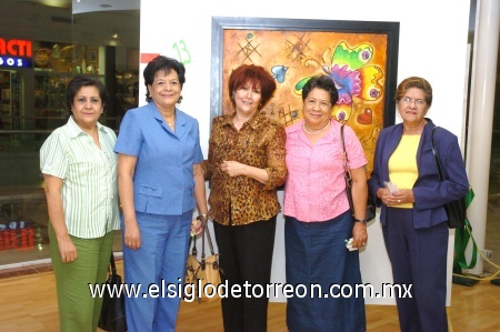 08102008
Rosario Rodríguez de Ramos, presentó su exposición Juegos en el Arte, la acompañaron Elvia de Vargas, Jenny de Riuz, Bety de Ramírez y Alma Xóchitl